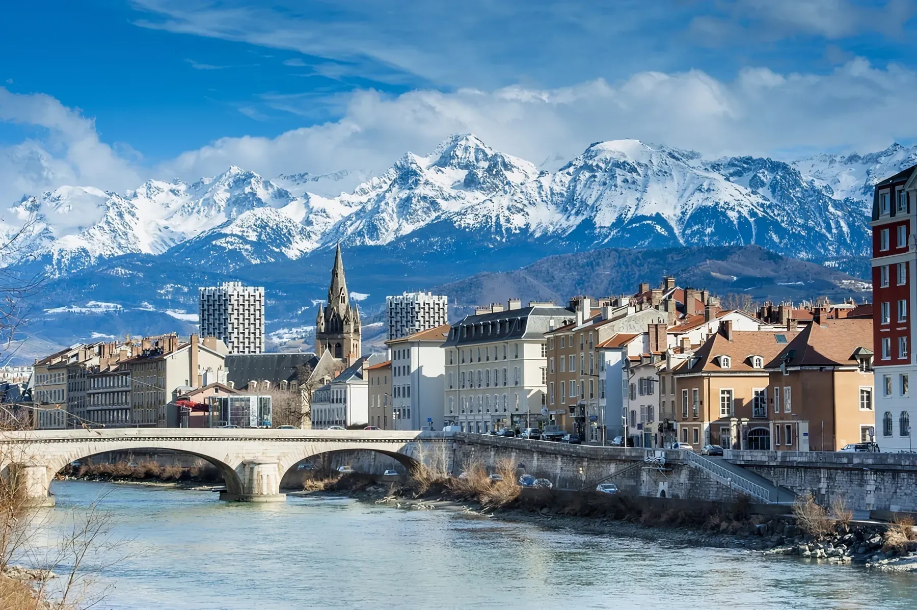 Vue de Grenoble : l’Isère, ses quais et les montagnes enneigées